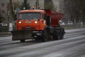 В Волгоградской области трассы обрабатывают против гололеда