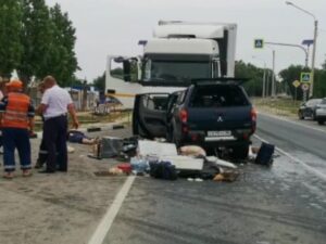 Внедорожник влетел в фуру на трассе под Волгоградом: погиб житель ХМАО