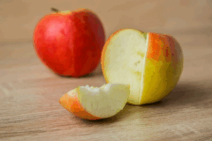 Медики заявили, что яблоки и ежевика снижают риск возникновения слабости