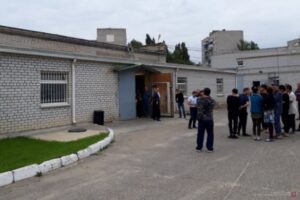 20 иностранцев-мигрантов делали консервные крышки на заводе в Волгограде
