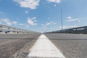 На мосту через ВДСК в Волгограде устранили повреждение покрытия