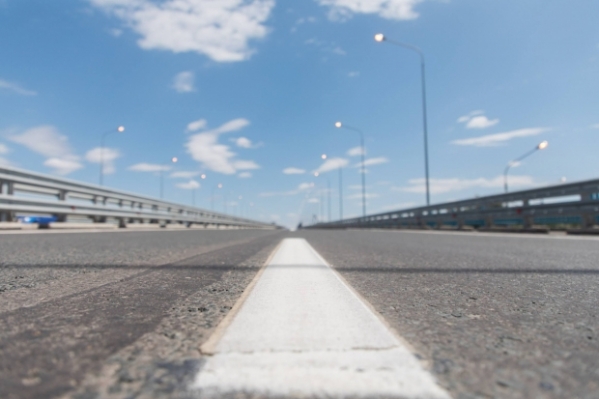 На мосту через ВДСК в Волгограде устранили повреждение покрытия