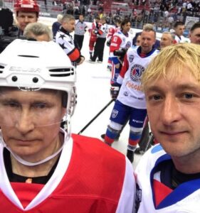 Евгений Плющенко сыграл с  Владимиром Путиным в хоккей