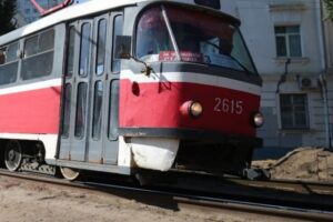 В Волгограде вылетевший на рельсы автомобиль остановил движение трамвая