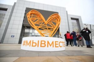 В Волгограде волонтеры поздравили медиков с 8 Марта и сдали кровь