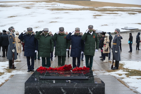 На Мамаевом кургане почтили память защитников Отечества