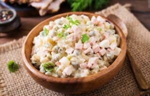 Оливье на праздничном столе для волгоградцев обойдется в 471 рубль