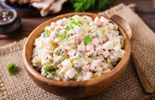 Оливье на праздничном столе для волгоградцев обойдется в 471 рубль