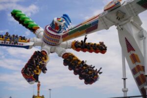 В Волгограде 2000 человек успели покататься на экстремальной «Мельнице» в ЦПКиО