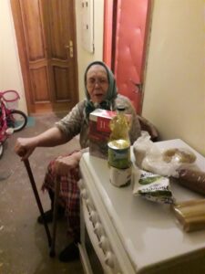 Многодетные волгоградки не оставили в беде одинокую старушку