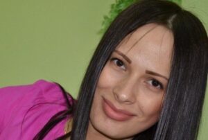 Мама оставленной на детской площадке девочки бегала по улице без обуви