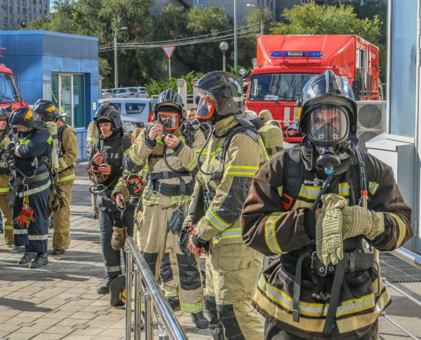 Огнеборцы из Волгограда в полной экипировке поднялись на высоту 102 метра