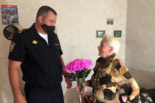 Волгоградские полицейские помогли женщине в 90 лет получить гражданство