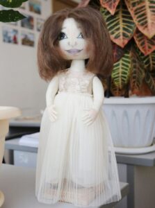 Благотворитель подарил куклу, исполняющую желания, семье мальчика с ДЦП