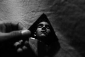 Посмотри на лицо: 7 заболеваний, которые можно обнаружить с помощью зеркала