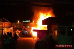 Торговый павильон сгорел ночью на Центральном рынке Волгограда