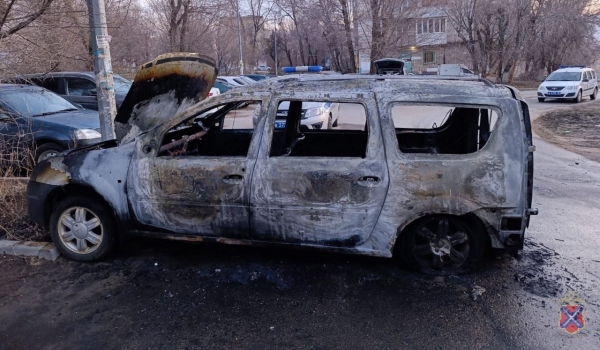 В Волгограде полицейские задержали поджигателя машины