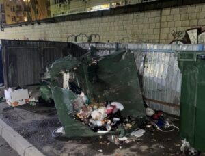 В праздники вандалы уничтожили 40 мусорных баков в Волгоградской области