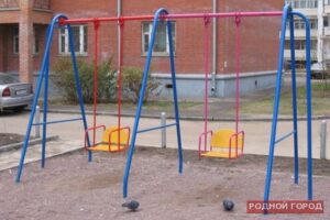 В Волгограде 7-летний мальчик упал с качели и повредил позвоночник