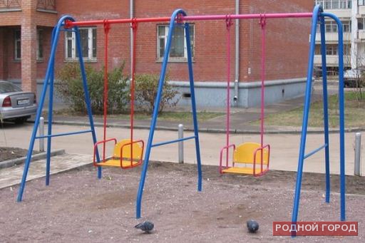 В Волгограде 7-летний мальчик упал с качели и повредил позвоночник
