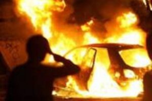 Пироманы подожгли дорогую иномарку в Волгограде