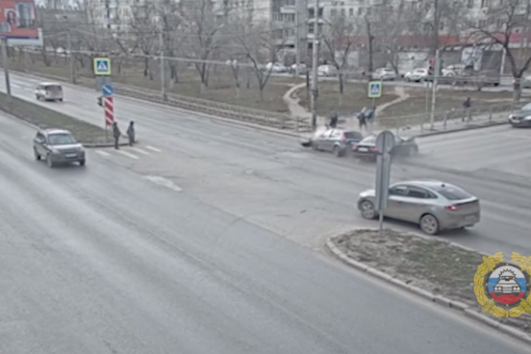 Аварию на перекрестке Волгограда камеры зафиксировали на видео