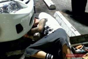 В Волгограде авто сорвалось с домкрата, придавив мужчину