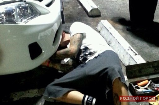 В Волгограде авто сорвалось с домкрата, придавив мужчину