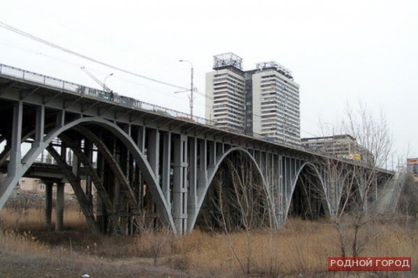С Астраханского моста в центре Волгограда прыгнула 51-летняя женщина
