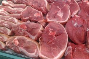 Под Волгоградом предприниматель продавал свинину из грязного холодильника