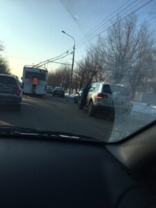 Внедорожник протаранил троллейбус в Волгограде