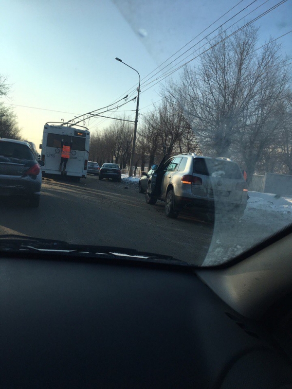 Внедорожник протаранил троллейбус в Волгограде