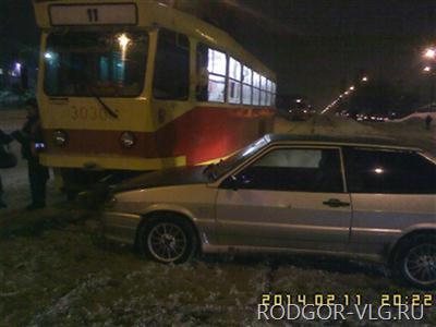 На юге Волгограда в ДТП пострадала пассажирка трамвая