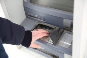 18-летний волгоградец потратил с найденной чужой карты 15 тысяч рублей