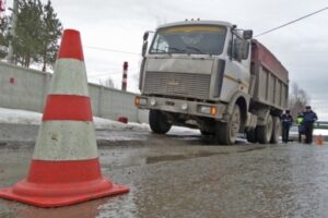 В Камышине 29-летний мужчина попал под «МАЗ» и выжил