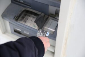 Пенсионеры в опасности: раскрыта преступная схема по лишению стариков денег