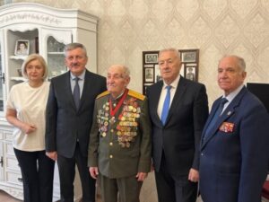 В Волгограде ветерану Евгению Рогову вручили награду в честь 80-летия Победы