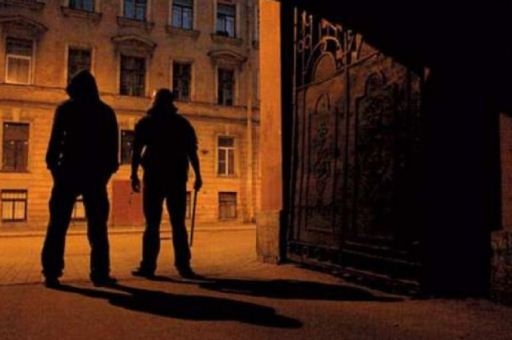 Пьяный волгоградец на улице пытался ограбить чернокожего студента