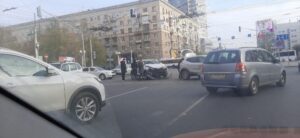 Очевидцы сообщают о столкновении иномарок в центре Волгограда