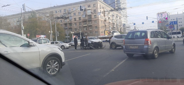 Очевидцы сообщают о столкновении иномарок в центре Волгограда