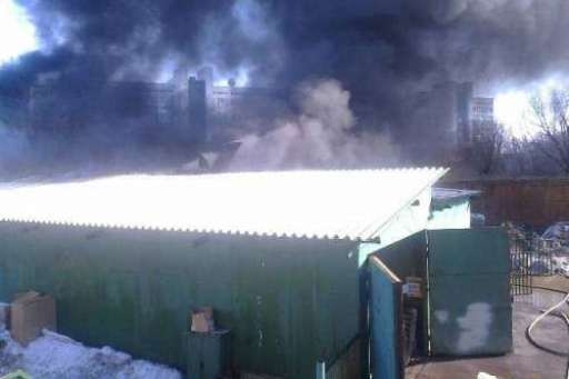 Металлический гараж с автопогрузчиком сгорели в Городищенском районе