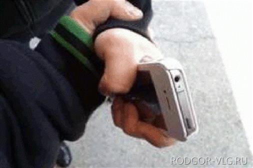 В Волгограде семеро парней отобрали телефон у 32-летнего мужчины