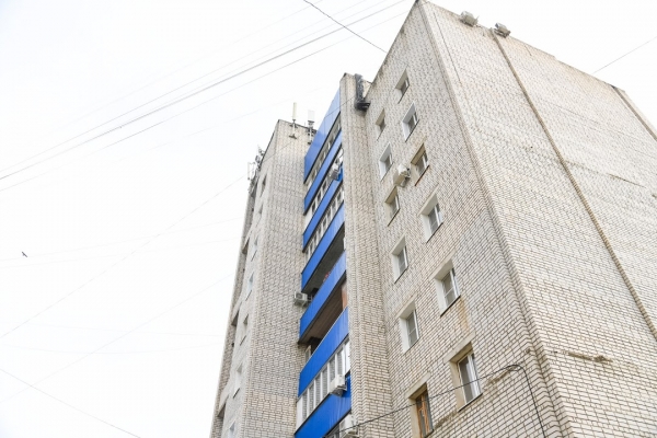 На севере Волгограда школьница выпала из окна высотки