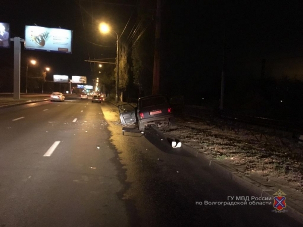 В Волгограде водитель на «Ладе» врезался в фонарный столб