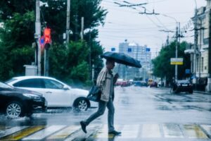 МЧС предупредило волгоградцев о надвигающихся ливнях и шквалистом ветре