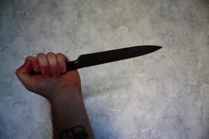 64-летний волгоградец ударил сына ножом в грудь