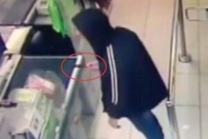 Вооружённый ножом охранник-стажёр напал на кассира в Волгограде