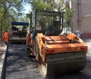 На улице Короткой в Волгограде началась укладка нового покрытия
