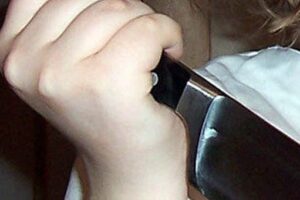 50-летняя пьяная женщина ударила ножом 72-летнюю мать в Волгограде