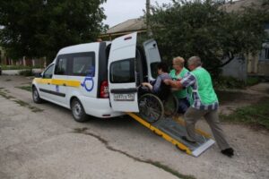 Пожилых волгоградцев начали доставлять на диспансеризацию